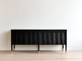 Mueble recibidor de madera 180 x 43 x 82 cm - Negro y dorado - Diseño elegante con 4 puertas onduladas